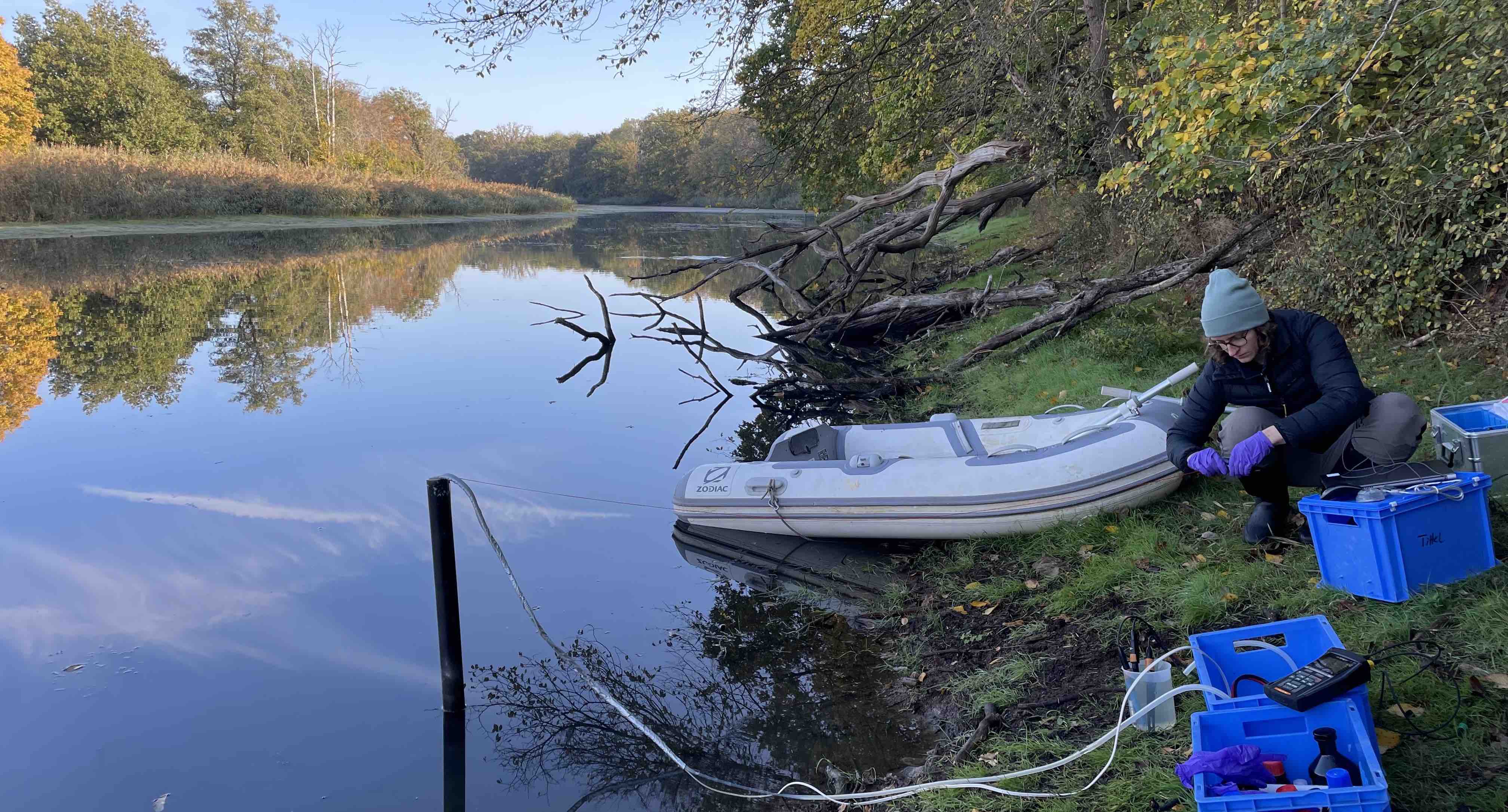 Sampling of shallow groundwater infiltrating a floodplain lake